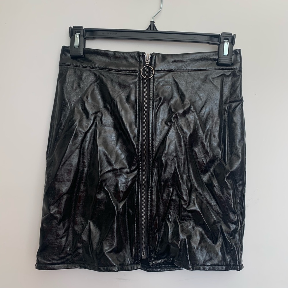 NBD VINYL BLACK MINI SKIRT
